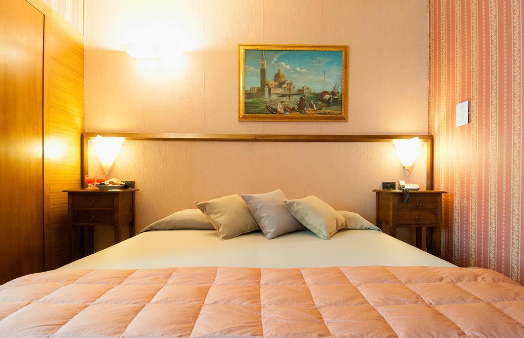 Holiday Rooms Antica Badia Volterra Bilik gambar