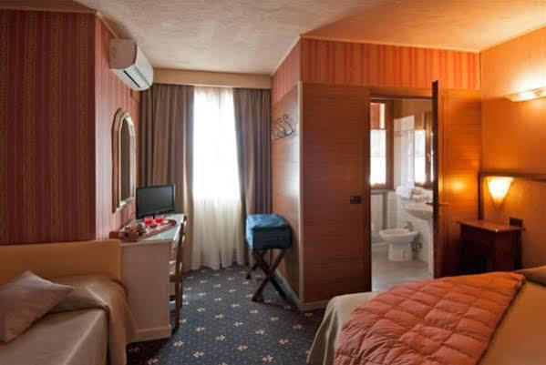 Holiday Rooms Antica Badia Volterra Luaran gambar